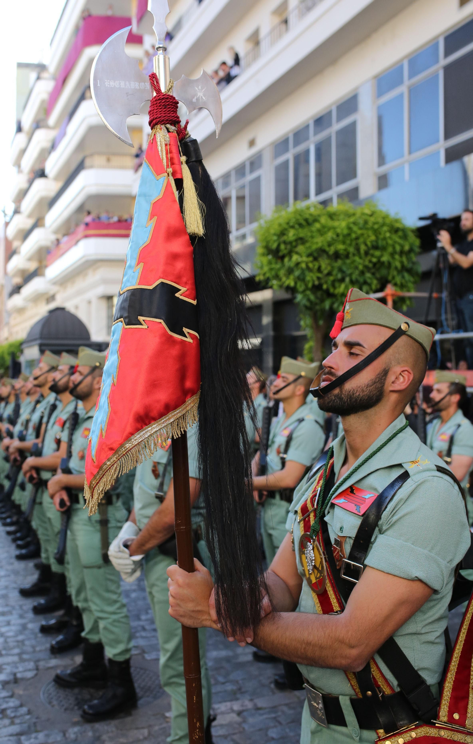 Procesión del Cristo de la Vera Cruz, escoltado por la Legión en las calles de Huelva