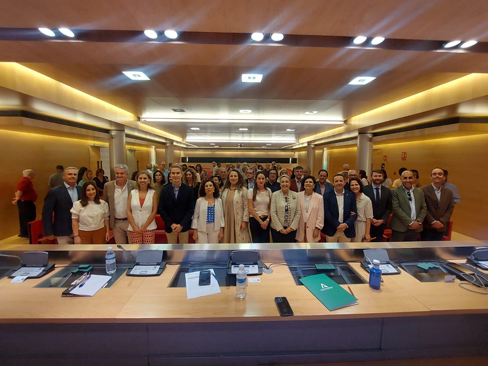 Foto de familia del personal jubilado durante 2024 y los responsables públicos