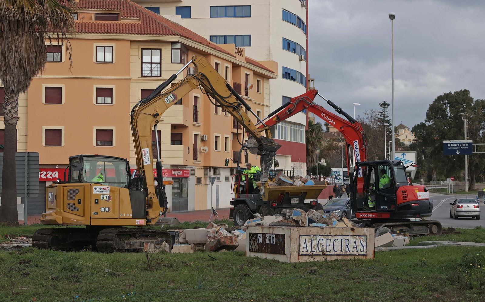 Fotos de la demolición de la fuente de la rotonda del Varadero en Algeciras