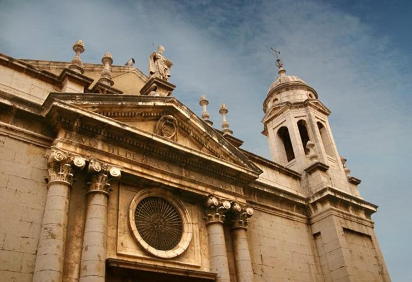 La Basílica de San Ildefonso y su barrio bien merecen una visita.