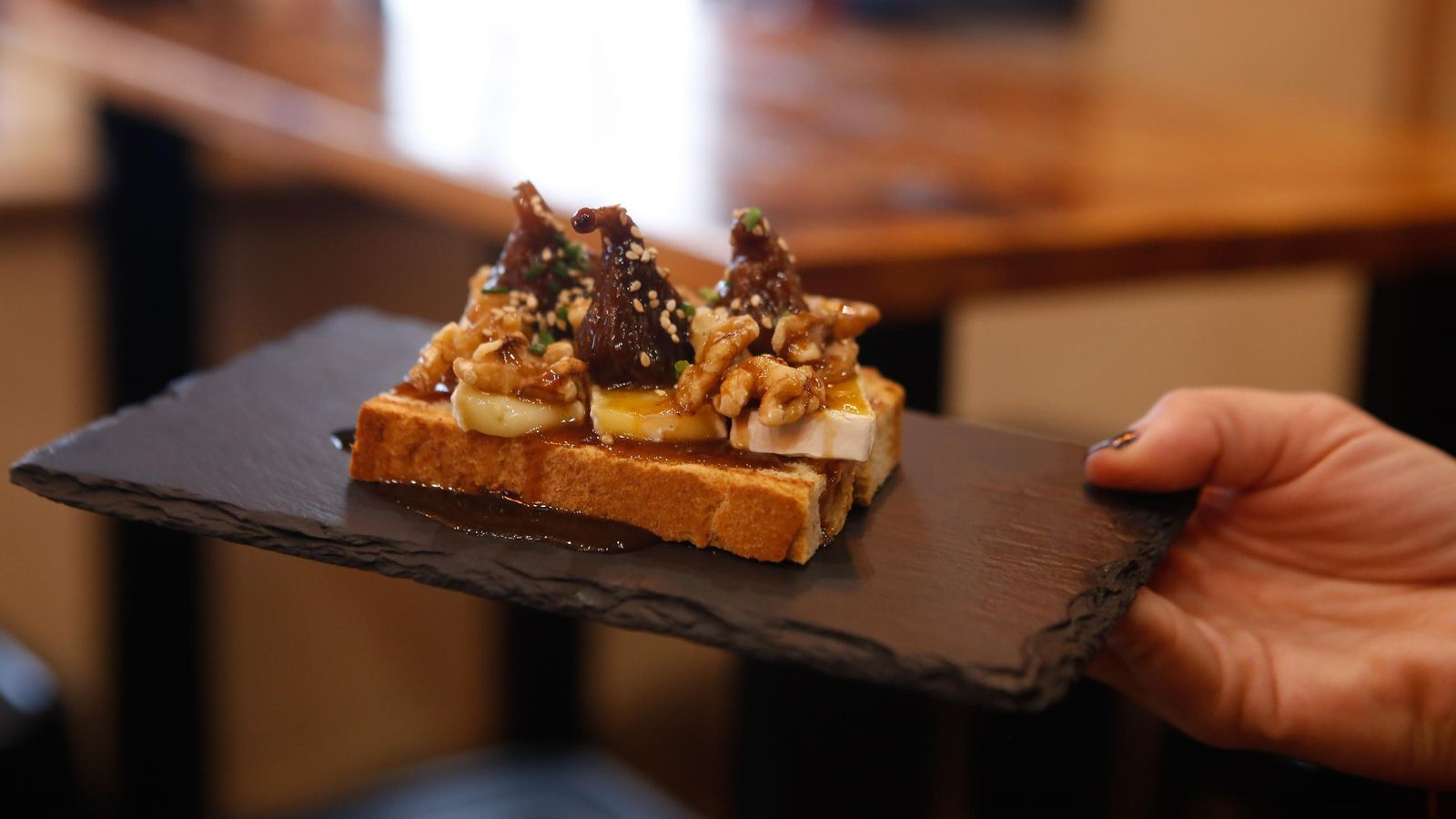 Tosta aderezada con higos secos y nueces