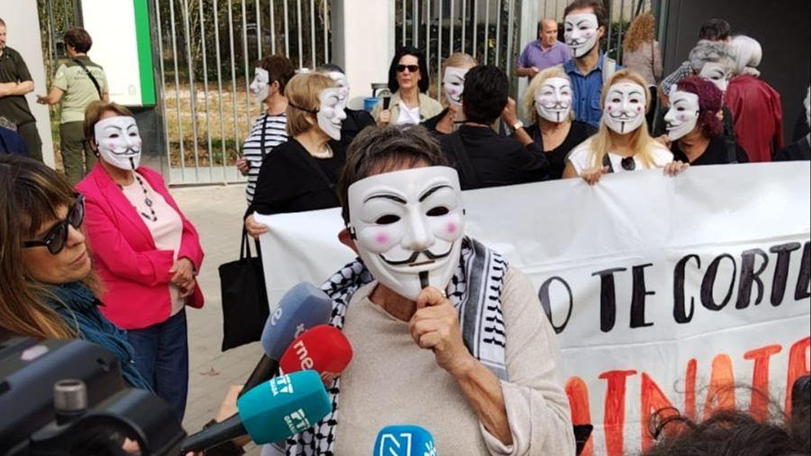 Una vecina del distrito Norte de Granada atiende a los medios ante la sede de la Junta de Andalucía