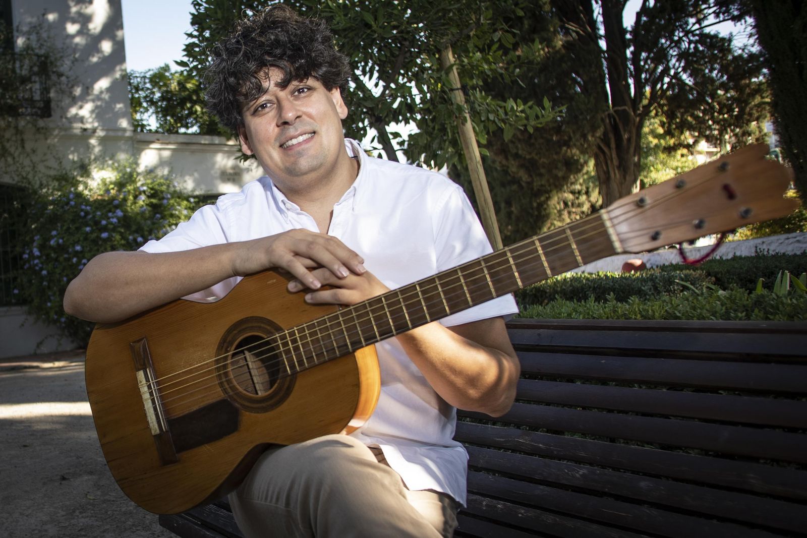 Samuel Diz (Tui, Galicia, 1986) posa junto a la guitarra de Lorca frente a la Huerta de San Vicente.