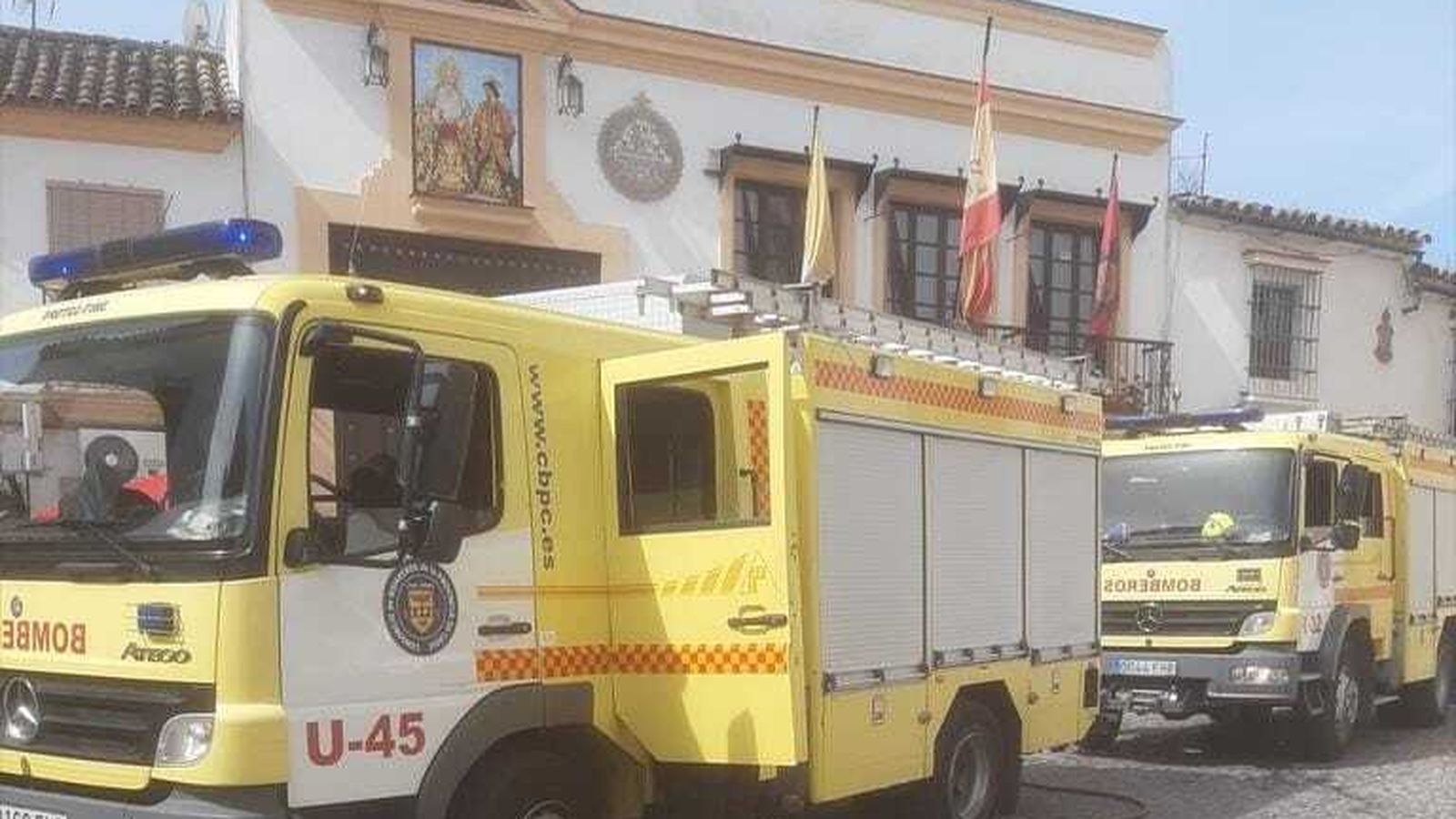 Camiones de bomberos este mediodía en la plaza San Mateo.