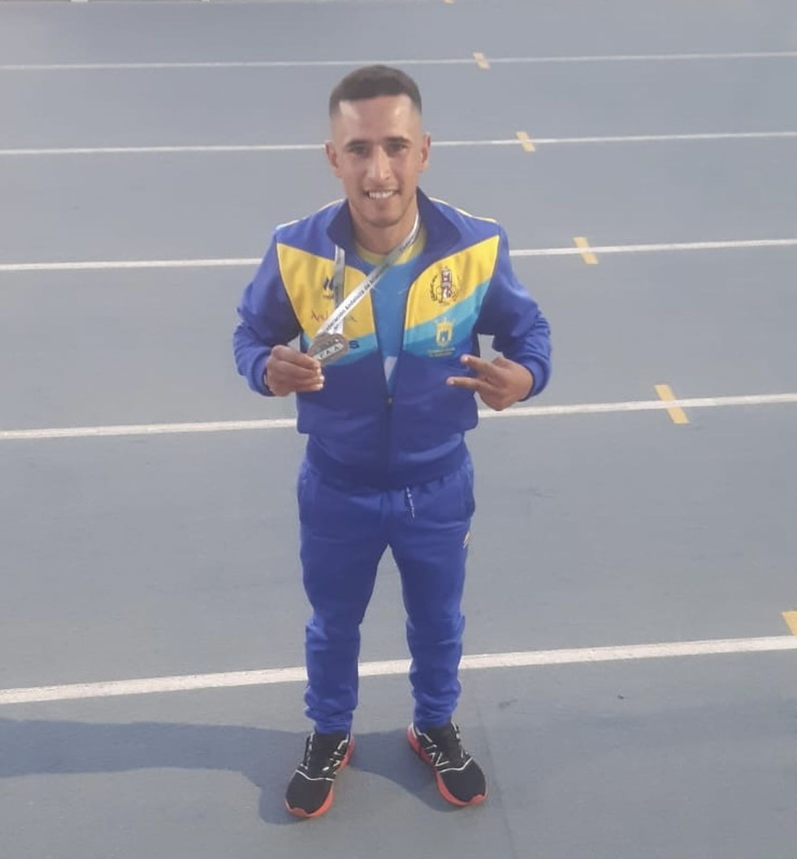 Mustapha Sabili, atleta del Bahía de Algeciras, con su medalla de campeón