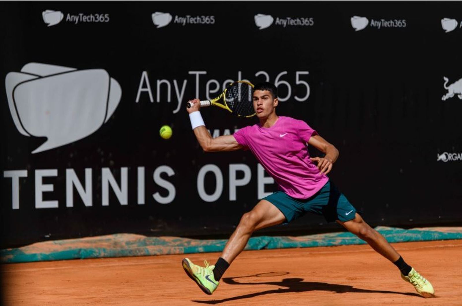 Carlos Alcaraz golpea una bola durante el partido.