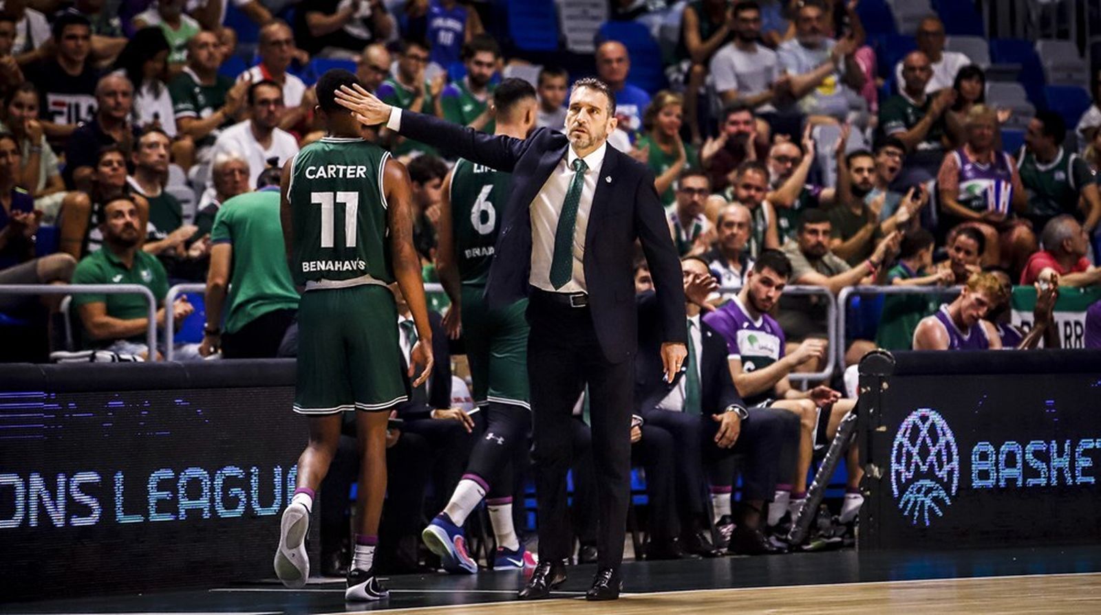 Ibon Navarro saluda a Carter.