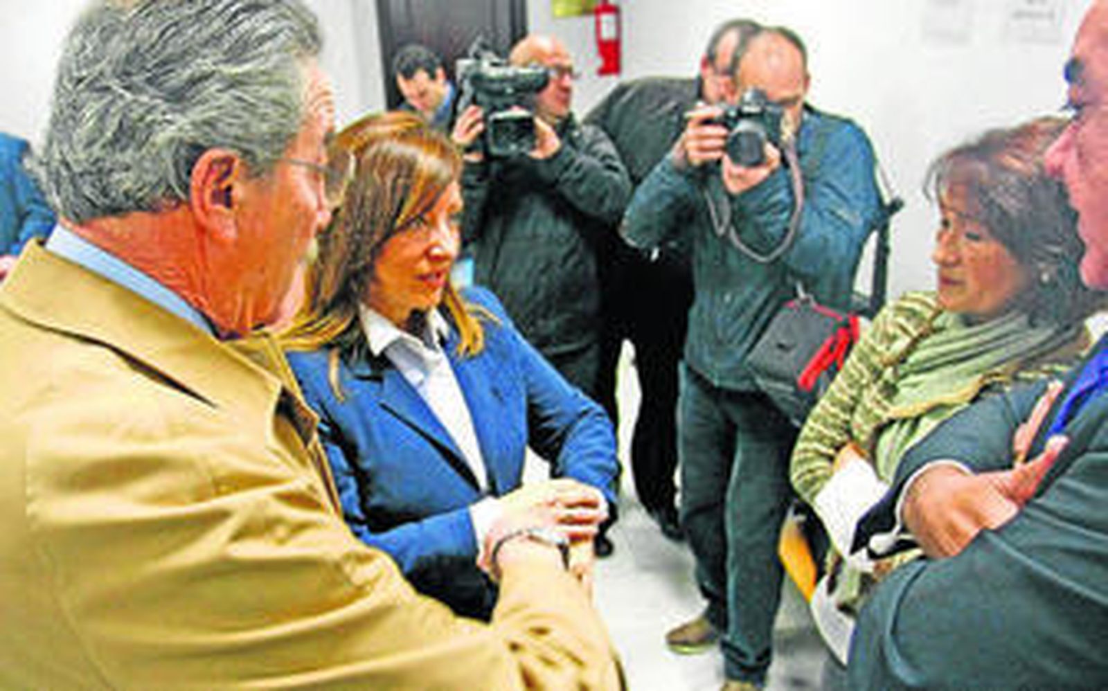 La ex alcaldesa conversa con su abogado, Juan Pedro Cosano y con Rosario Cano, a la derecha.