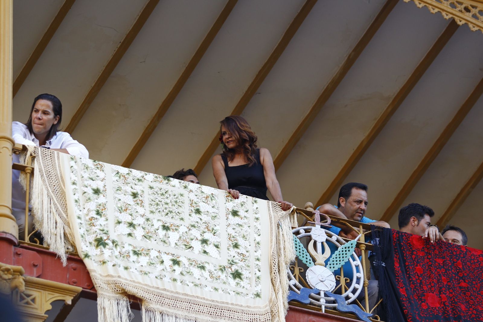 Imágenes del 'ambiente' en la corrida de toros de la Feria de Almería, con los diestros Morante de la Puebla, El Juli y Tomás Rufo