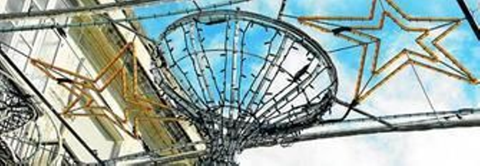 Imagen del alumbrado instalado en una de las calles de la capital gaditana.