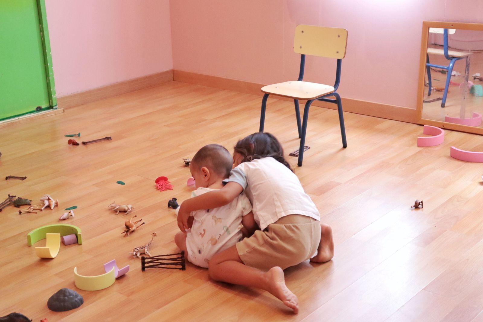 Dos alumnos en una guardería.