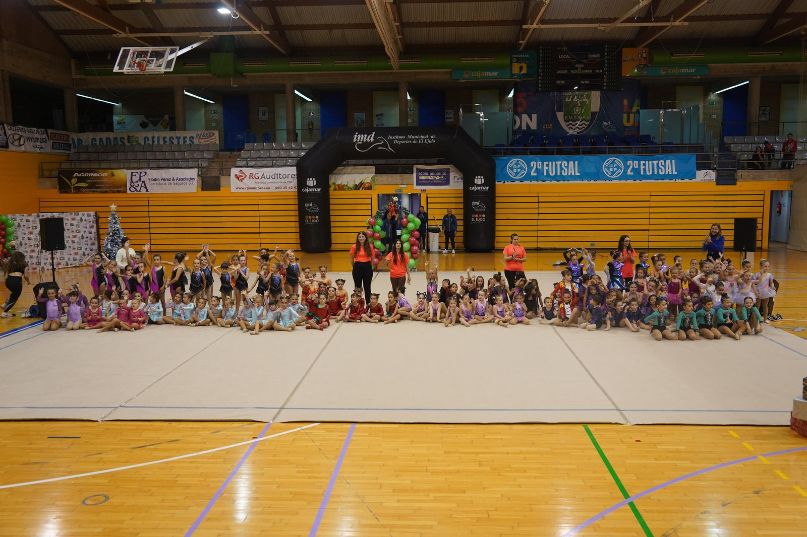 Un grupo de participantes al término de una de las exhibiciones navideñas celebradas en el municipio ejidense.
