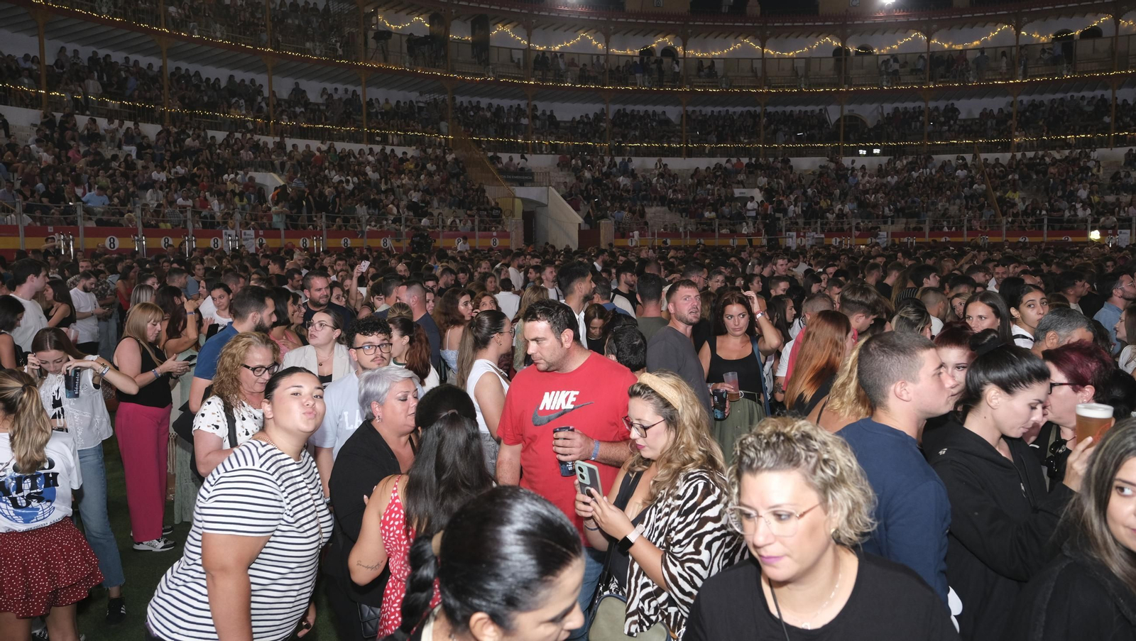 El concierto de Melendi llena de fans la Plaza de Toros de Almería, en imágenes