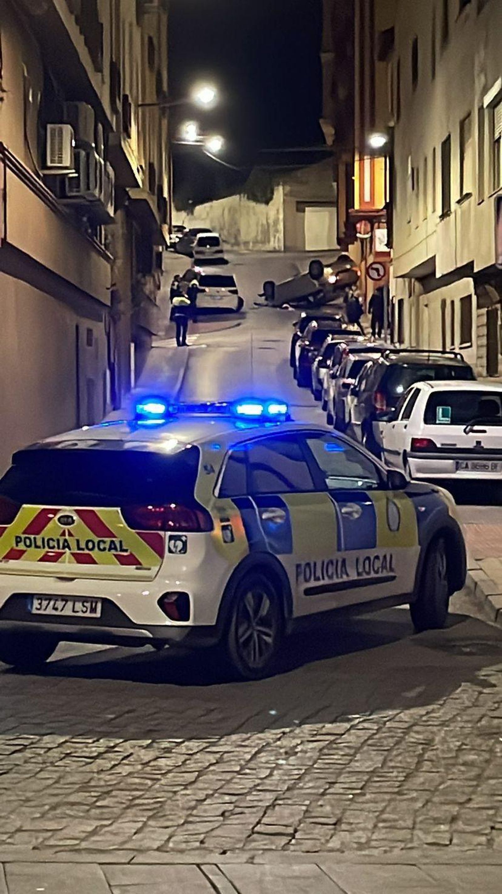 El coche volcado en la calle Emilio Burgos.