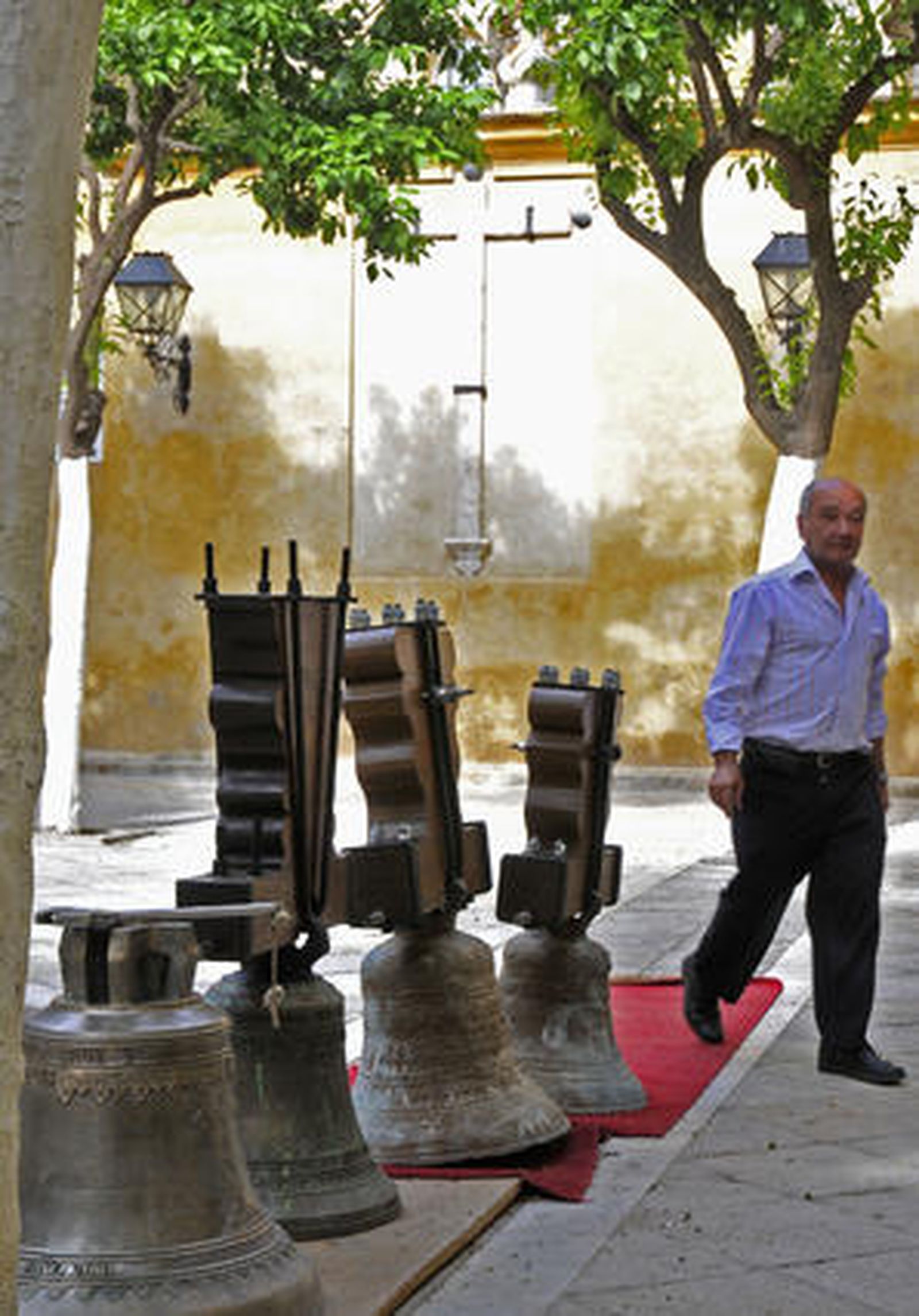 Las cuatro campanas de la espadaña de la basílica vuelven a lucir en todo su esplendor.

Foto: Juan Carlos Vázquez