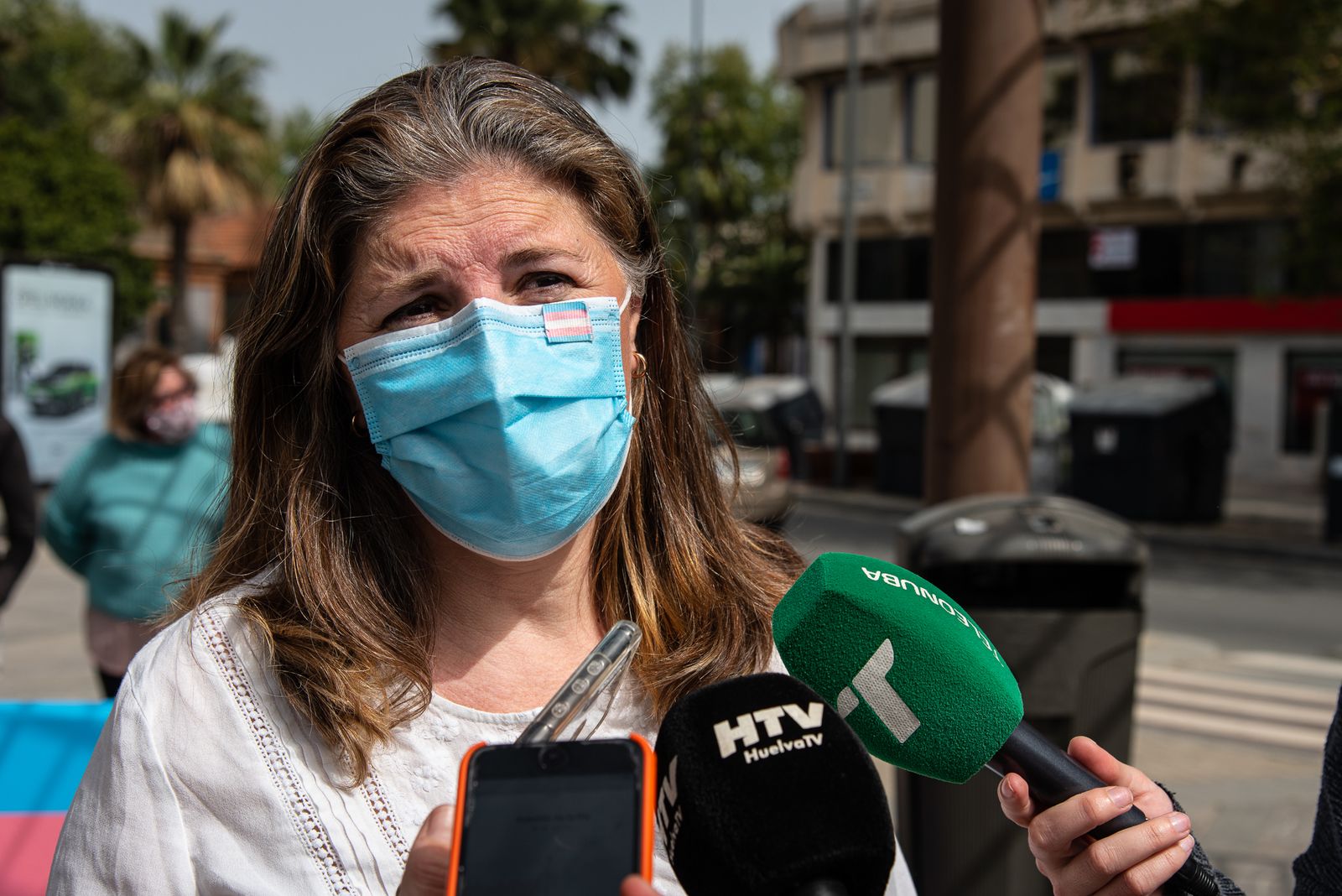 Imágenes de la inauguración del banco trans en Huelva