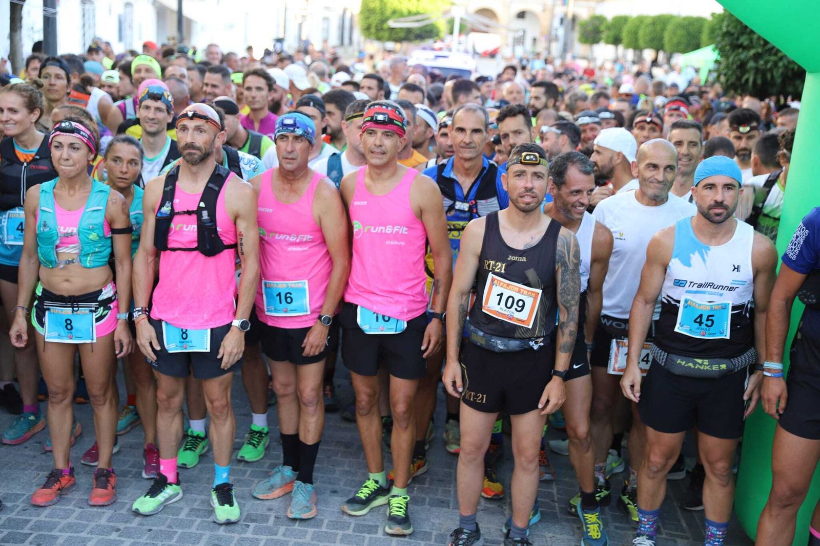 Los corredores, poco antes del inicio de la prueba.