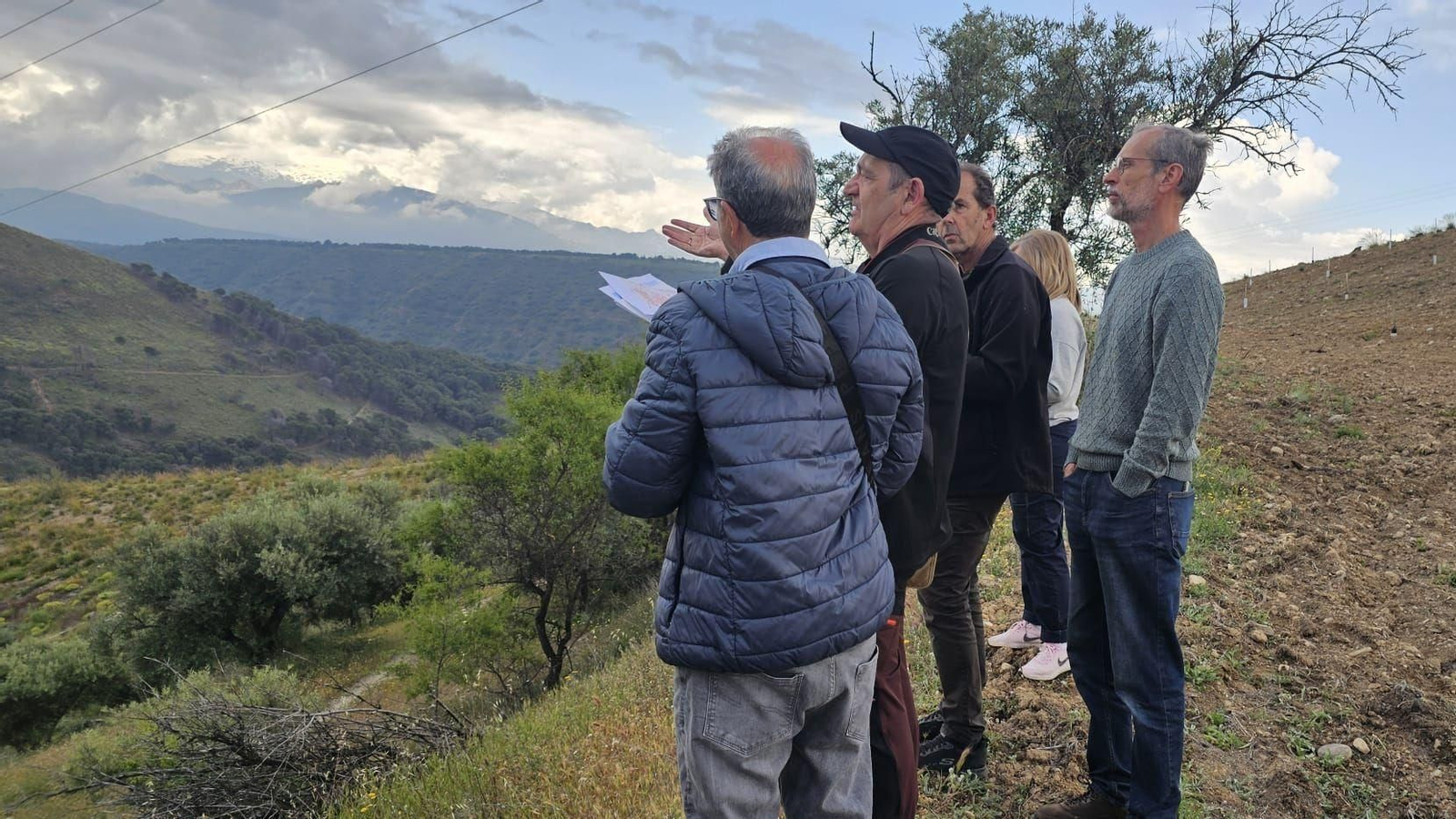 Miembros de la Plataforma SOS Fargue y de Ecologistas en Acción Granada observan el lugar escogido para instalar la planta Miembros de la Plataforma SOS Fargue y de Ecologistas en Acción Granada observan el lugar escogido para instalar la planta