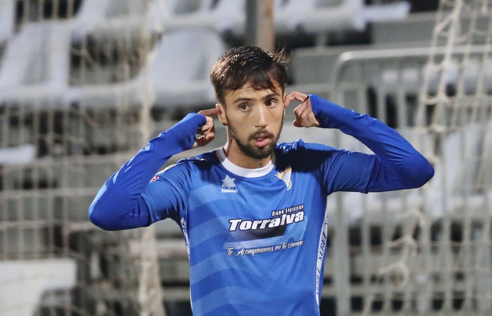 Palacios celebra uno de sus dos goles al Ceuta B en el Pedro Garrido.