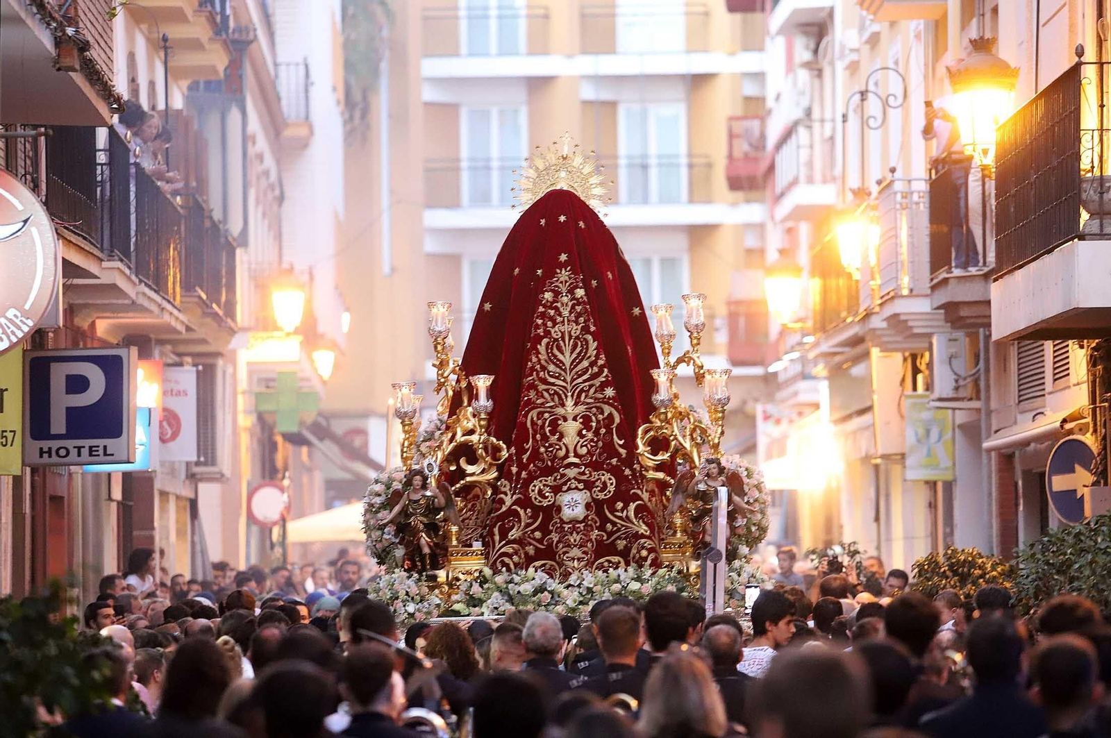 Imágenes de la procesión de la Virgen de la Amargura por las calles de Huelva