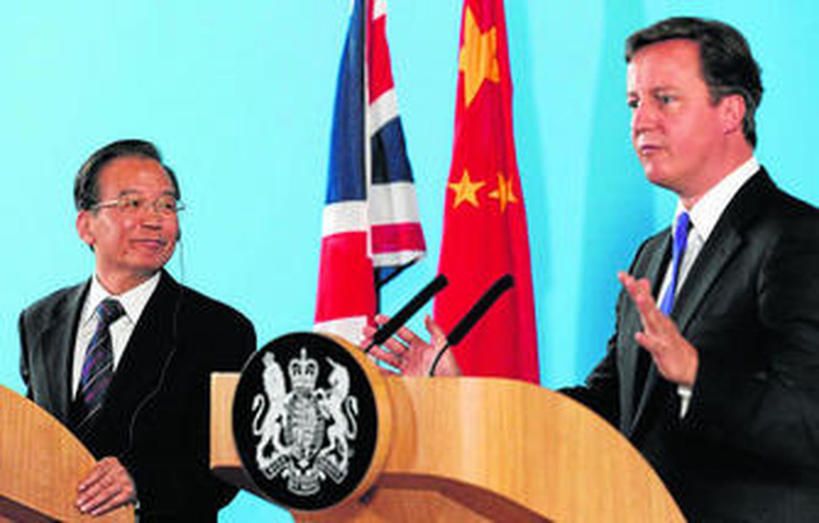 Wen Jiabao escucha complacio las palabras de David Cameron, ayer en Londres.