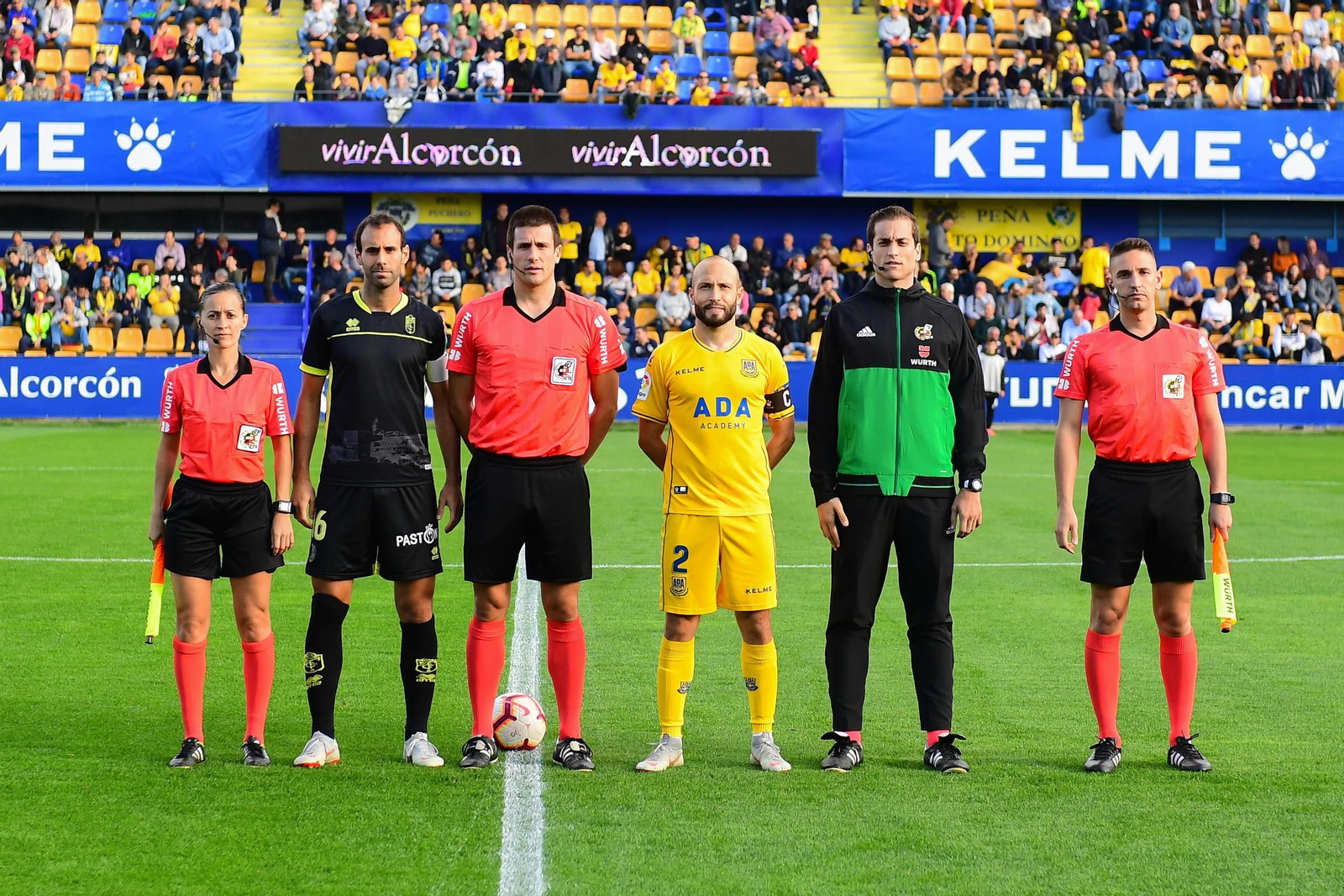 Los capitanes posan con el colegiado antes del comienzo del encuentro.
