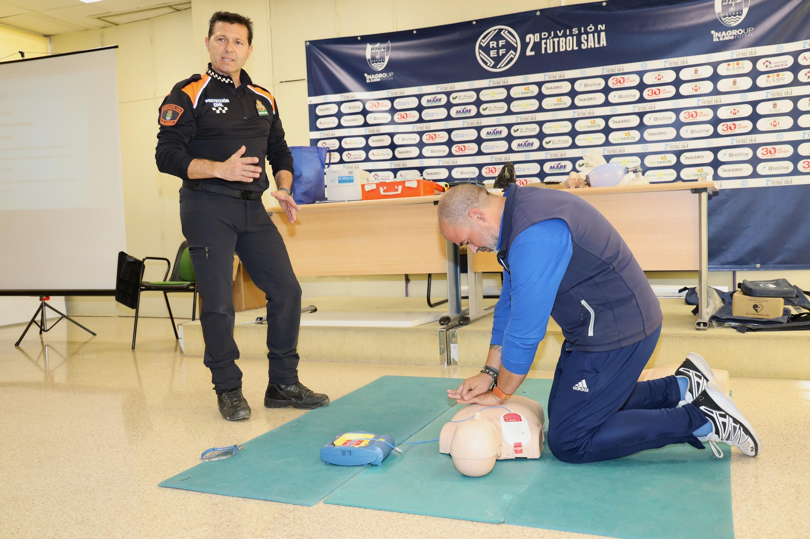 Los trabajadores municipales de El Ejido ‘refrescan’ su formación en RCP y DESA