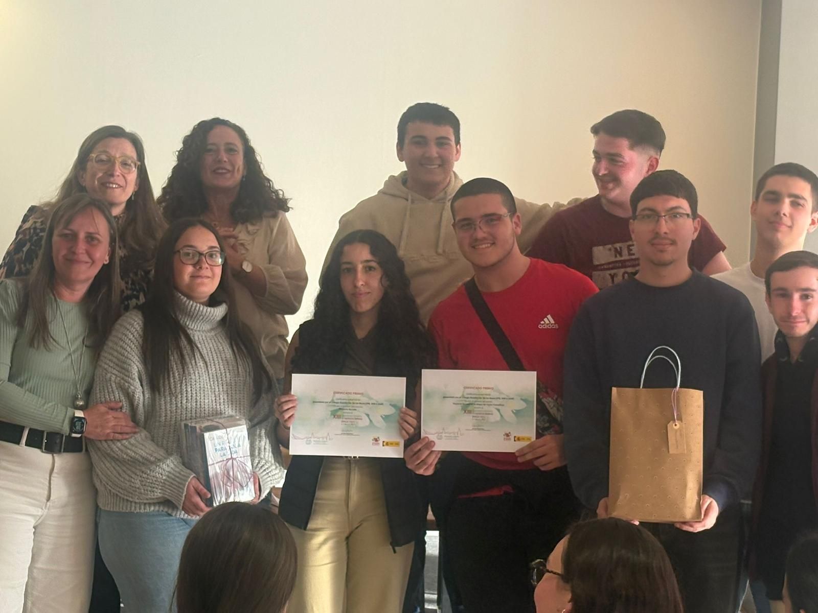 Profesoras y representación de alumnos en el acto de exposición de los trabajos, ayer, en el espacio Marqués de Contadero.