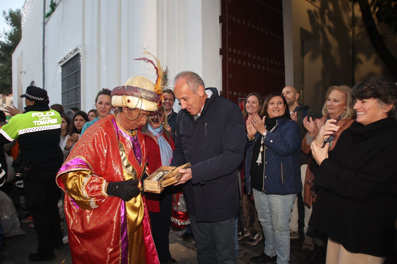 El heraldo real llega a Tomares y anuncia la llegada de los Reyes Magos