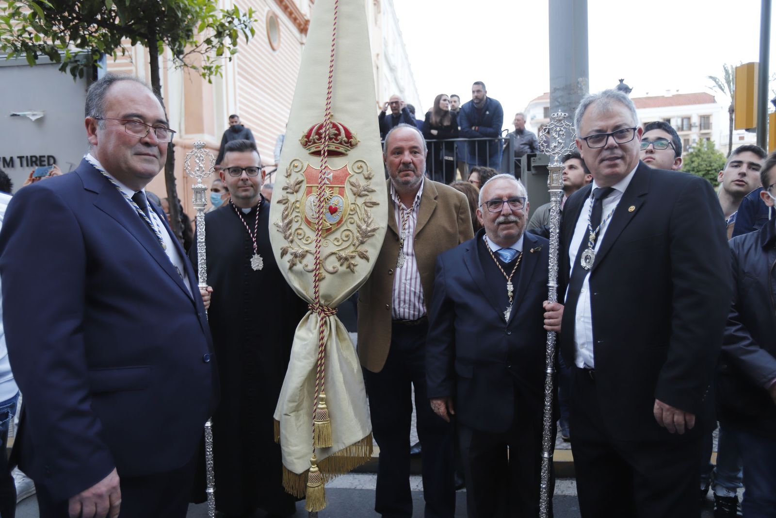 La Hermandad de la Sagrada Lanzada hace su estación de penitencia por las calles de Huelva