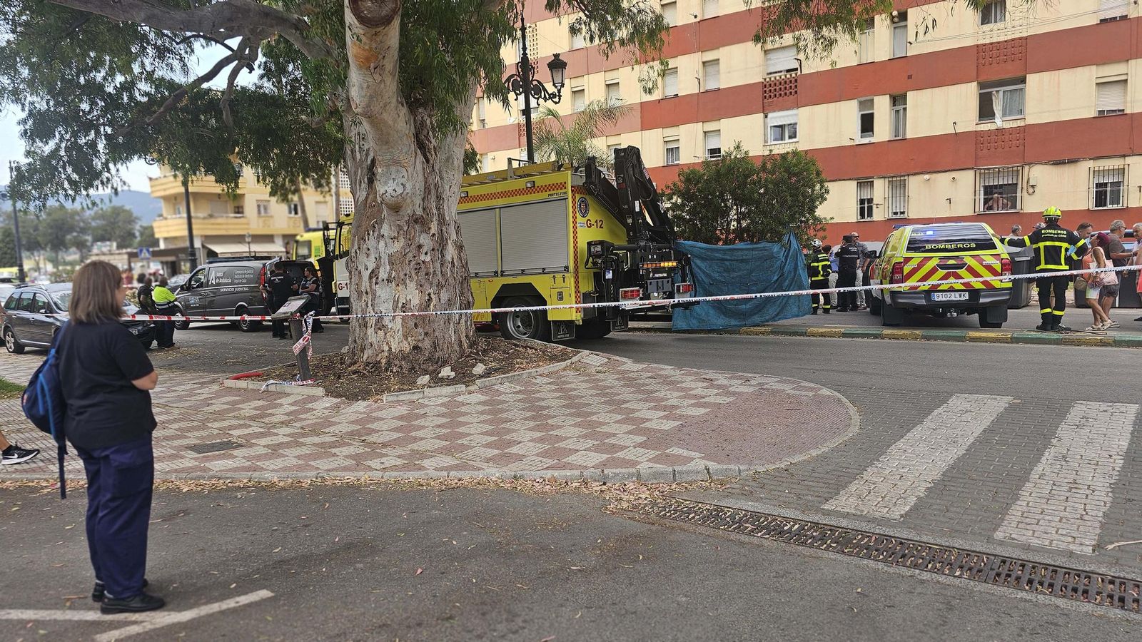 Fotos del accidente de tráfico entre un coche y una moto donde fallece una vecina de Los Barrios