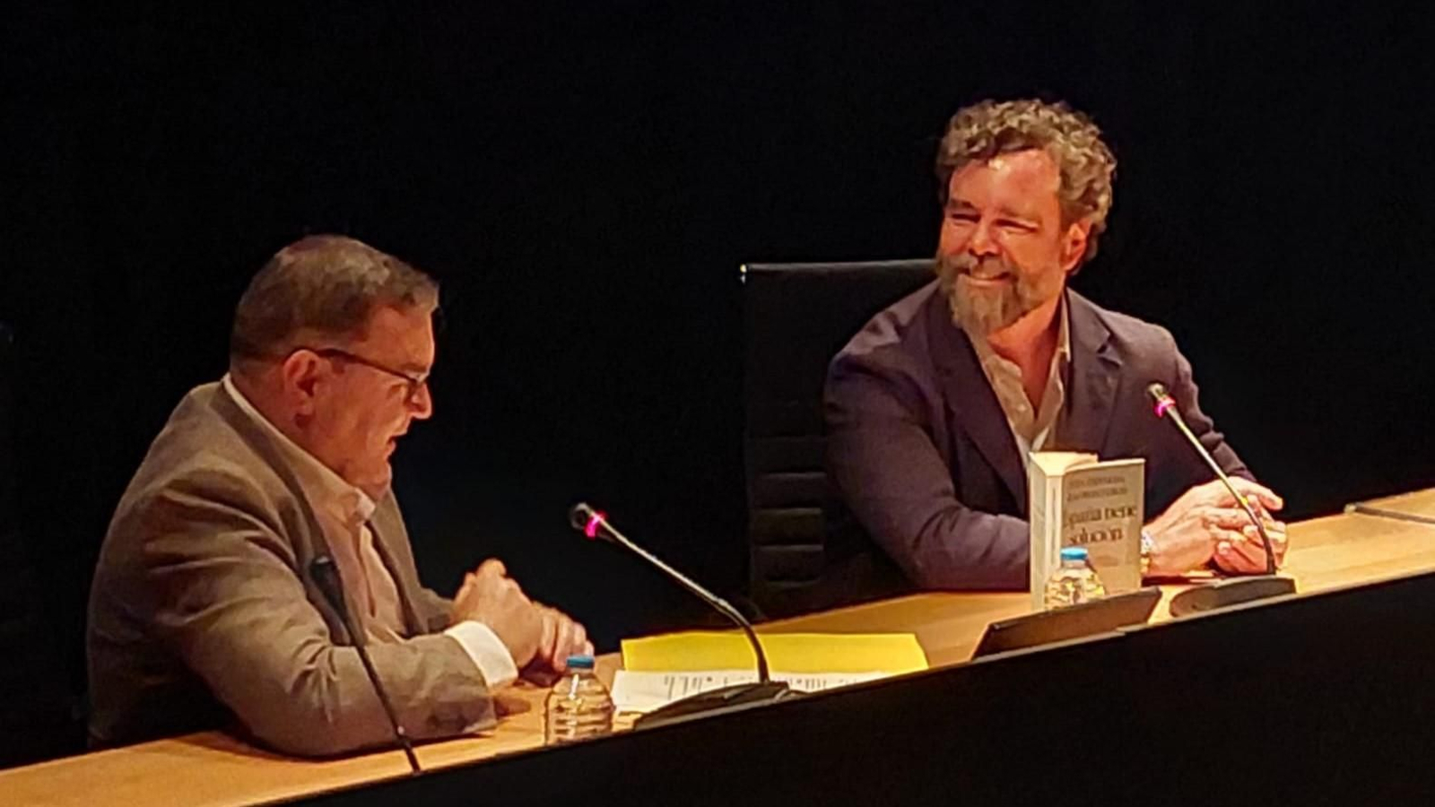 Iván Espinosa de los Monteros y Carlos Zambrano, en San Fernando, durante la presentación del libro 'España tiene solución' Iván Espinosa de los Monteros y Carlos Zambrano, en San Fernando, durante la presentación del libro 'España tiene solución'