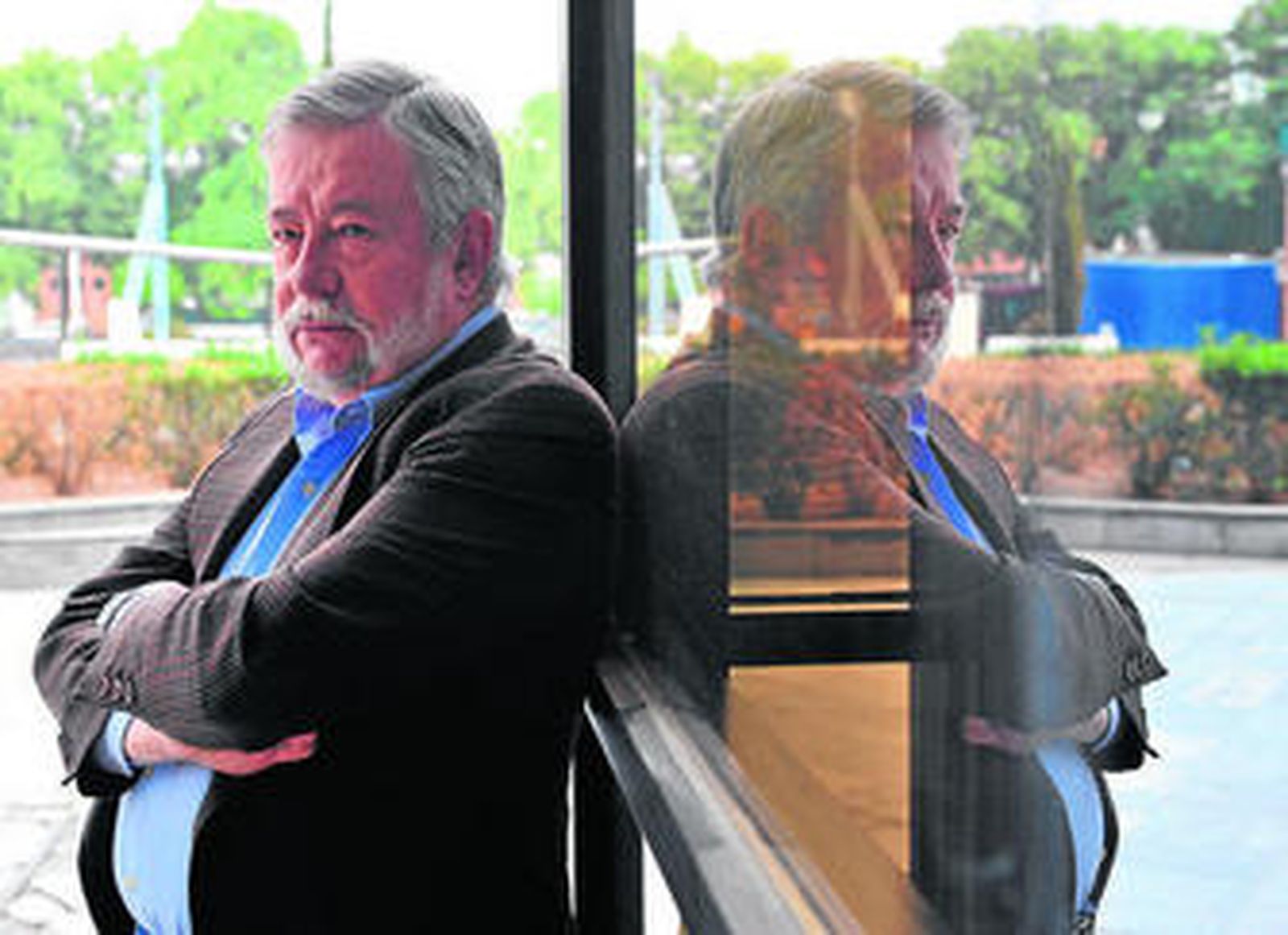 José María Guelbenzu explora el vínculo "indisoluble" entre padres e hijos en su última novela.