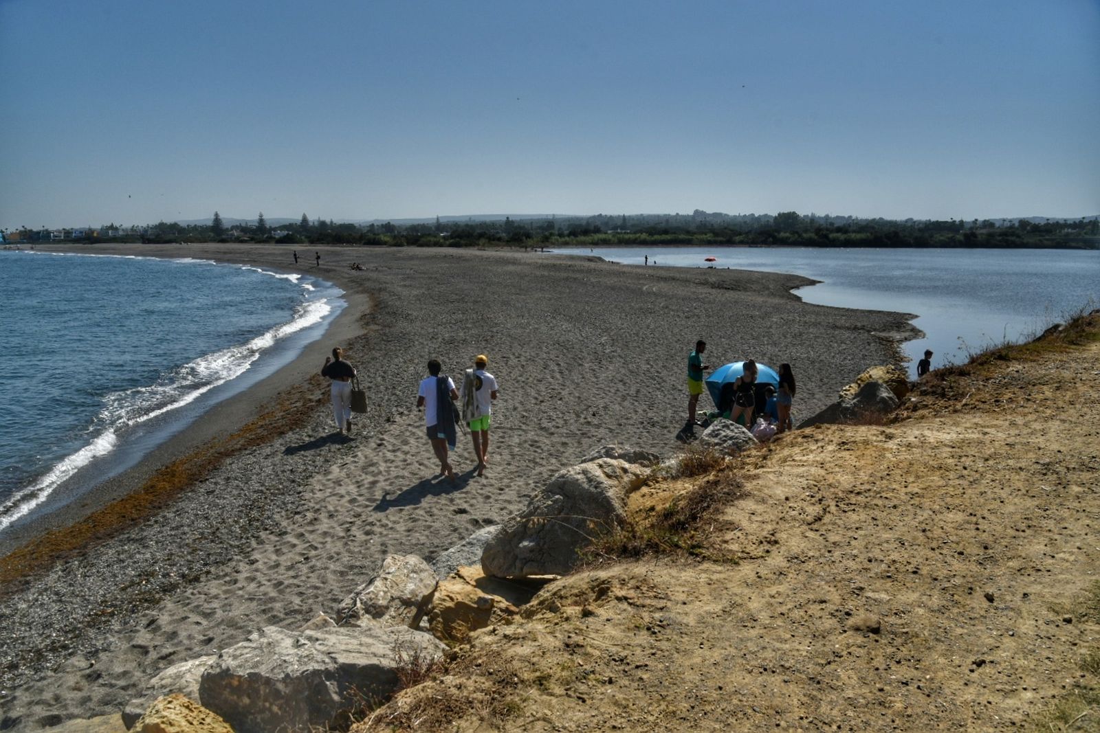 La desembocadura del río Guadiaro, taponada este lunes.