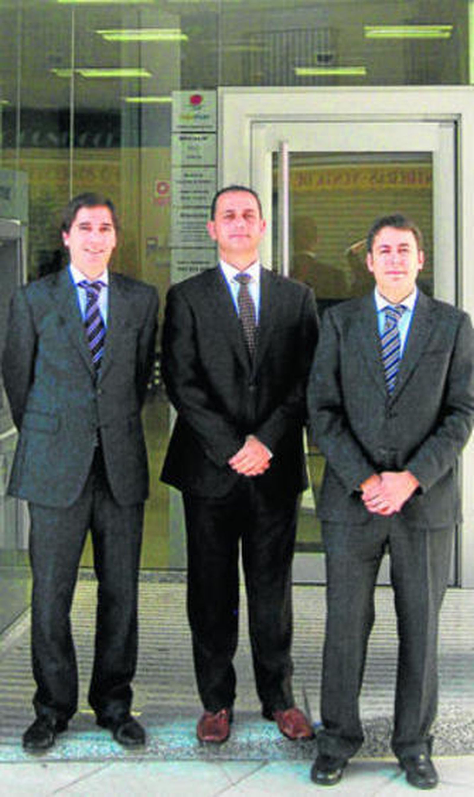 Imagen del equipo de una de las oficinas abiertas ayer en Granada.