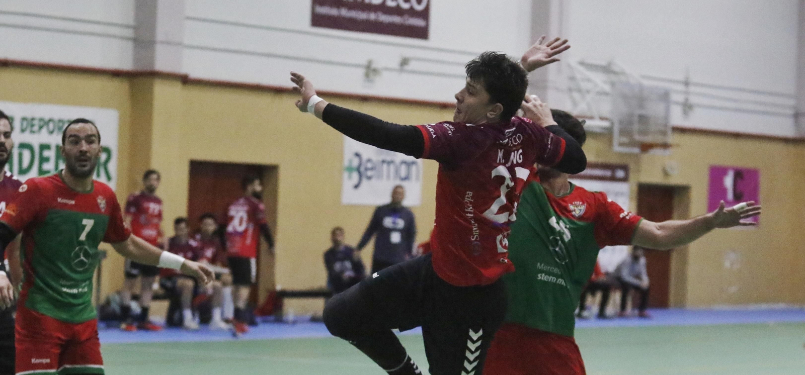 Jung lanza ante la presencia de dos jugadores catalanes.