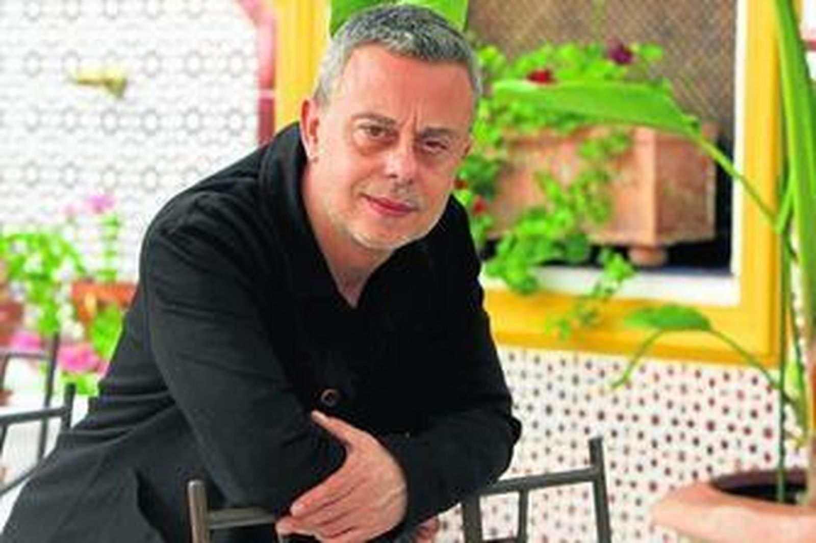 Toni Hill (Barcelona, 1966) en un céntrico hotel de Sevilla.