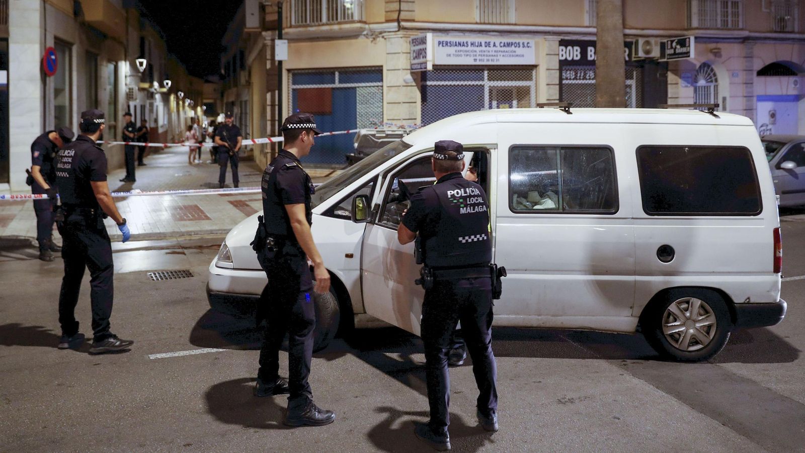 Policías inspeccionan el lugar.