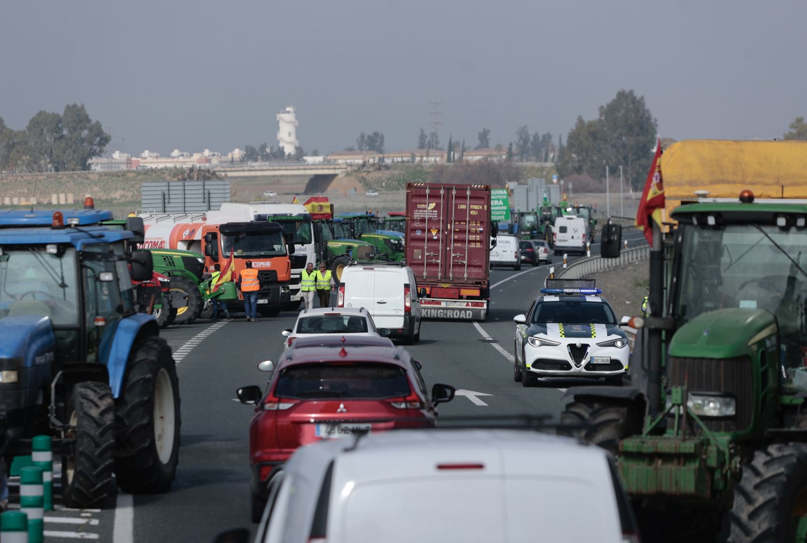 Segunda jornada de protesta de los agricultores en la AP-4 y la N-IV
