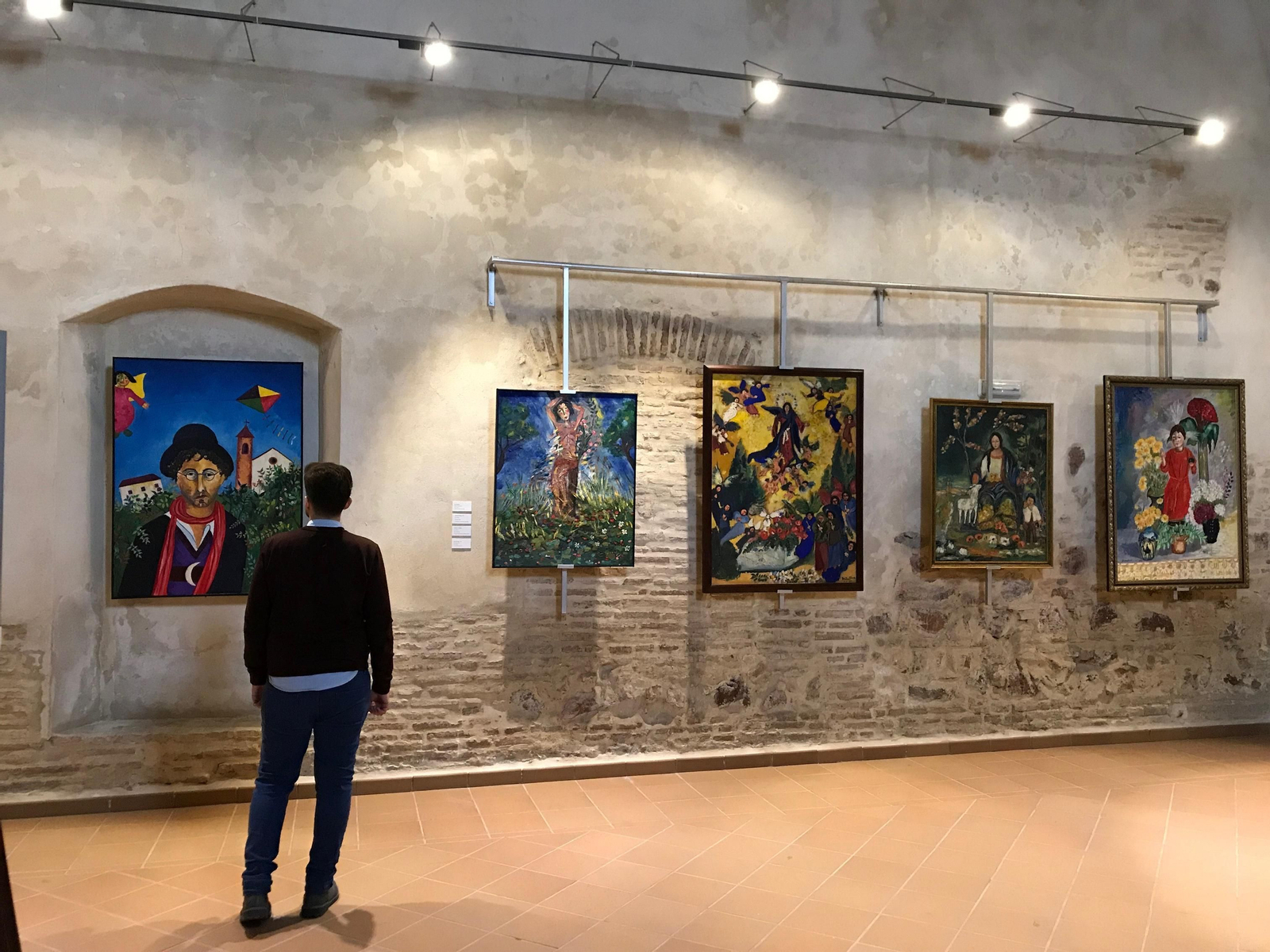 Ocaña, tocado con peineta, mientras se maquilla en una imagen de 1978.