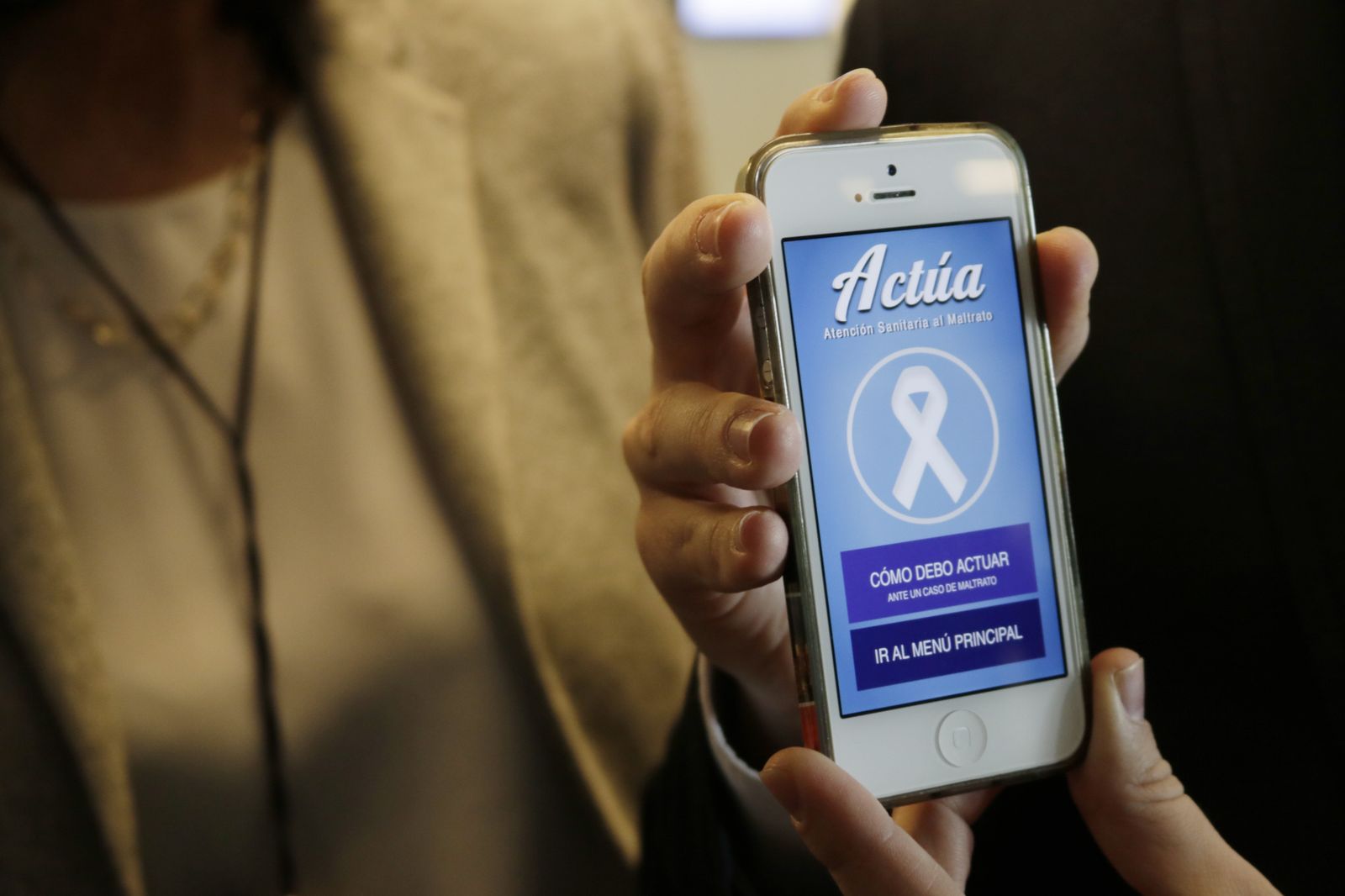 Un teléfono móvil, con una aplicación contra la violencia de género.