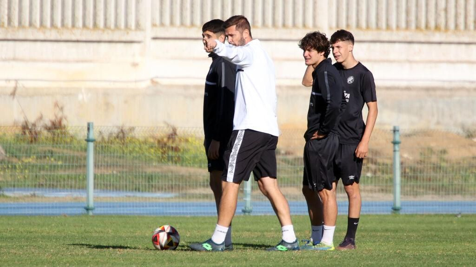 David Sánchez explica una acción a sus jugadores con Beto atento./MANUEL ARANDA