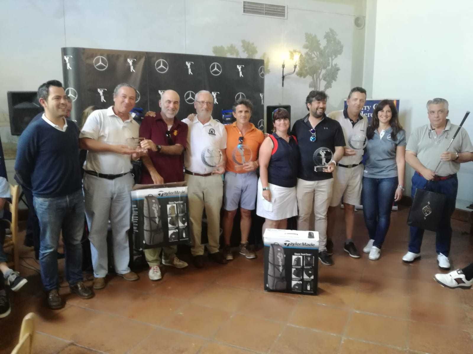 Los ganadores del torneo posan con sus trofeos y regalos.