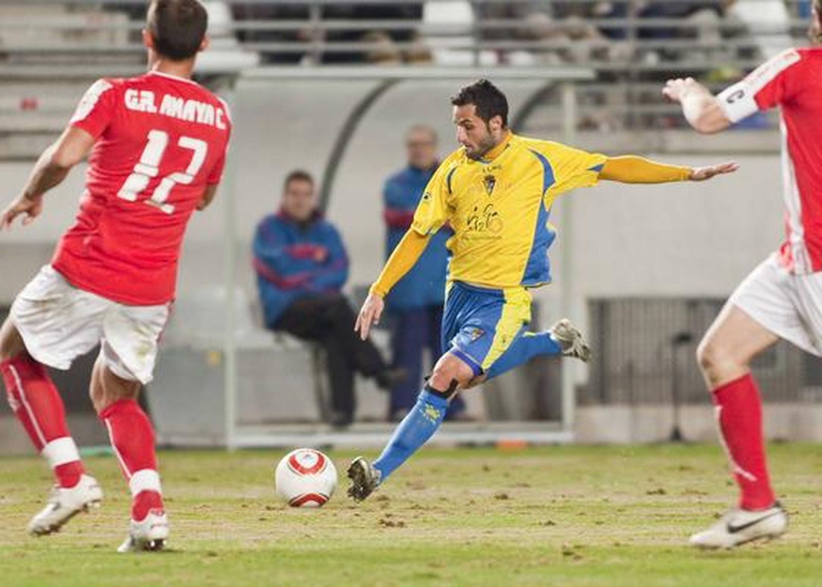 Cifu remata a puerta el que sería el primer gol del Cádiz. 

Foto: LOF