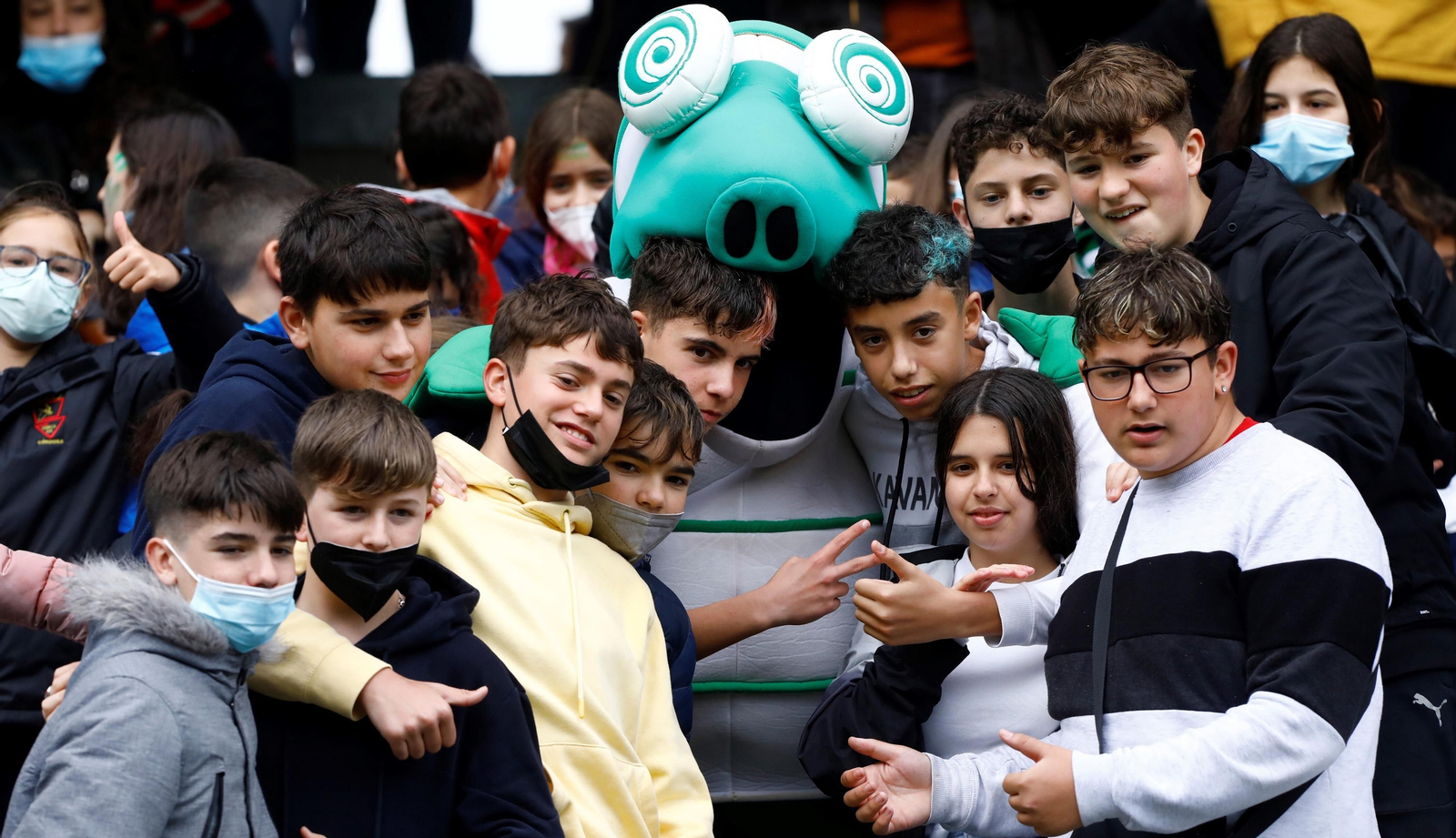 Un grupo de escolares en El Arcángel, junto a la mascota Koki, el día del Córdoba CF - Tamaraceite.