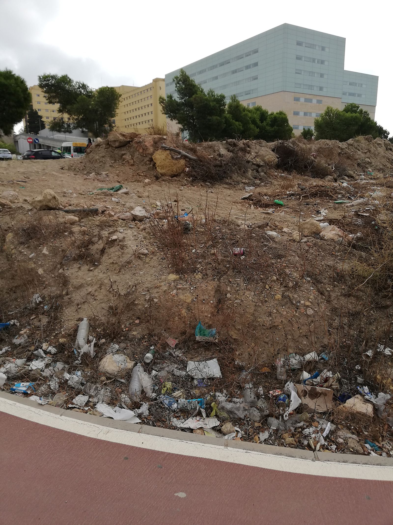 Basura acumulada alrededor del Hospital Torrecárdenas