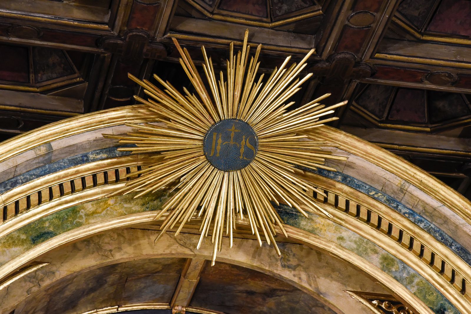 Las imágenes de la restauración del retablo y nueva iluminación de la capilla del Museo