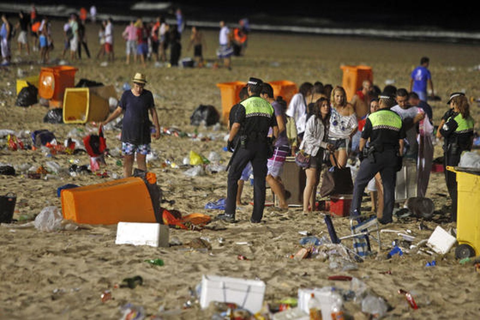 Los servicios de limpieza recogen 42 toneladas de residuos de la arena tras la noche de las barbacoas del Trofeo Carranza.

Foto: Jesus Marin