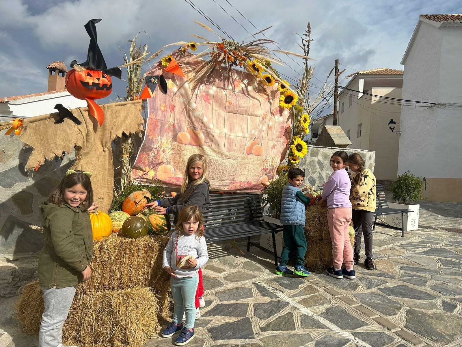 Bacares viste sus calles de otoño como reclamo turístico