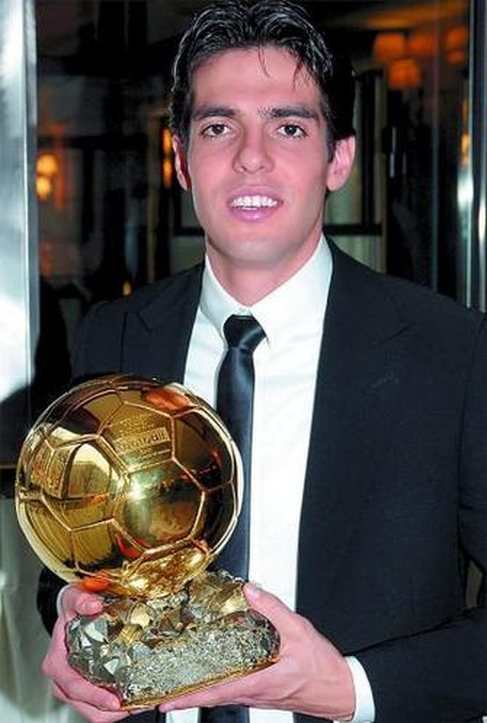 Kaká posa con el trofeo otorgado por la revista 'France Football'.